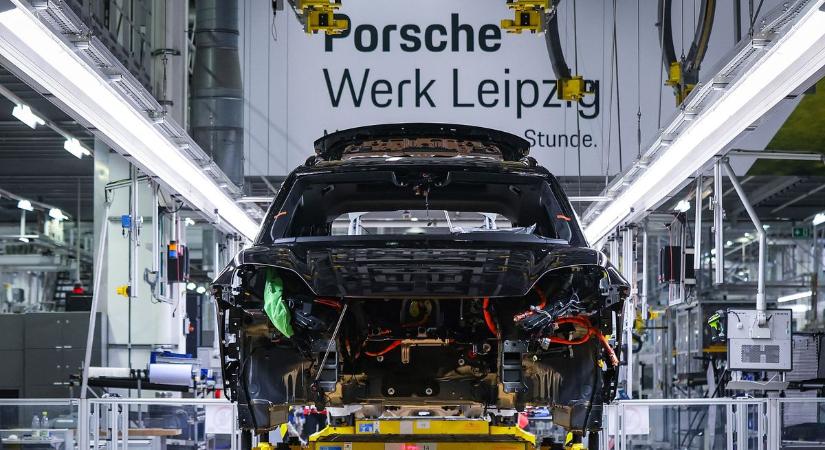 Porsche: évek óta nem történt ilyen a válságban lévő autómárkánál – már a németek is belátták, hiba volt az elektromos átállást erőltetni