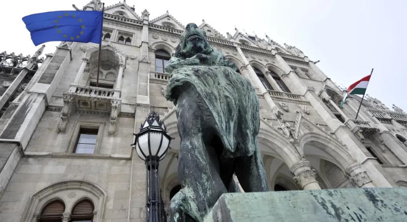 Több mint 10 év után visszakerül a Parlament homlokzatára az Európai Unió zászlója