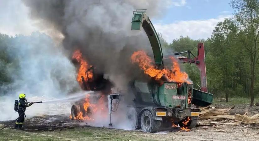 Tűzeset Kölkednél: rommá égett egy traktor és munkagépe
