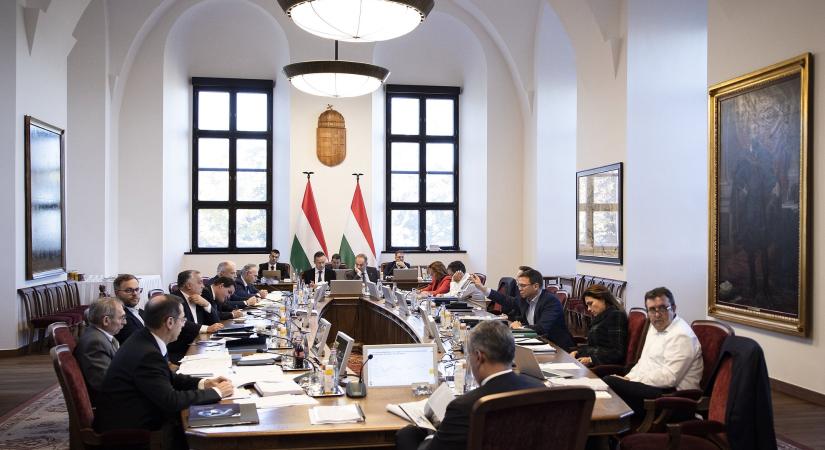 Minisztériumi fejek hullottak