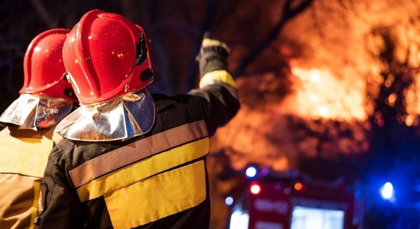 Drámai pillanatok: Tűz pusztított az éjjel Fejérben, robbanásközeli volt a helyzet