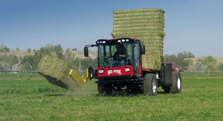 340 lóerős önjáró bálagyűjtő Amerikából