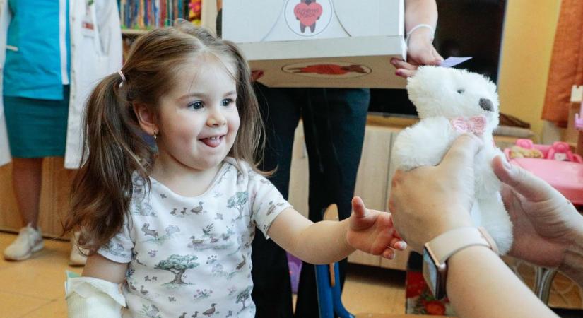 Kézzel varrt szeretet: mosolyt csaltak a beteg gyerekek arcára a Gyógyító Macik Szombathelyen - fotók