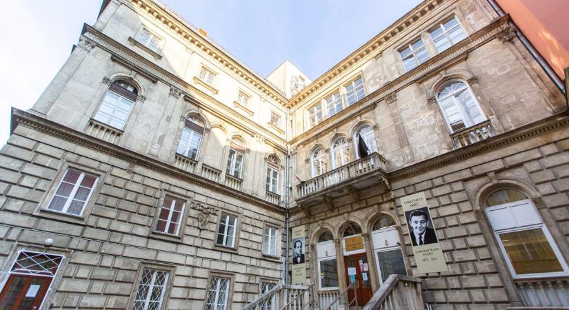 Feszültség az SZFE-n: megindokolta az egyetem, miért távolították el a diákok plakátját