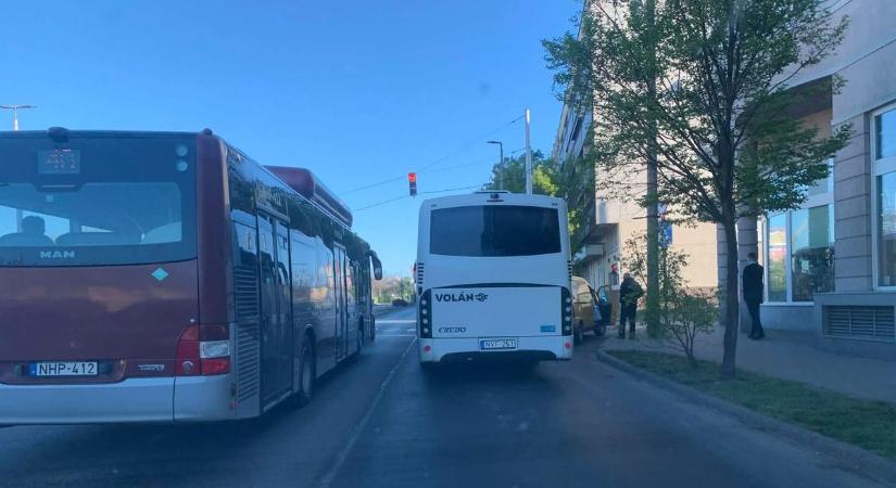 Lerobbant busz bénítja meg a forgalmat Kaposváron