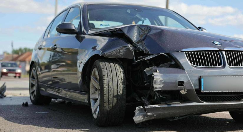 Drágán megfizethet a sofőr, aki letarolta a vasúti átjárót