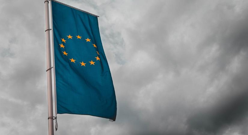 Magyar Péter: visszakerül a Parlament homlokzatára az Európai Unió zászlója