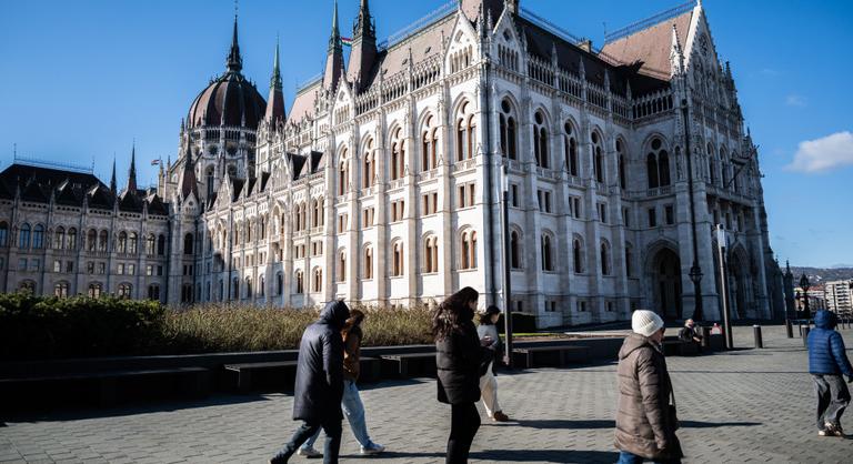 Magyar Péter bejelentette, a Parlament épületén is változás lesz
