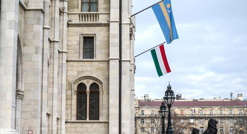 Magyar Péter bejelentette, hogy visszakerül az Európai Unió zászlaja a Parlament homlokzatára