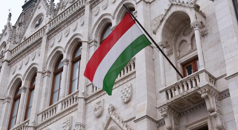 Tizenkét év után újra kikerül az Európai Unió zászlója az Országházra