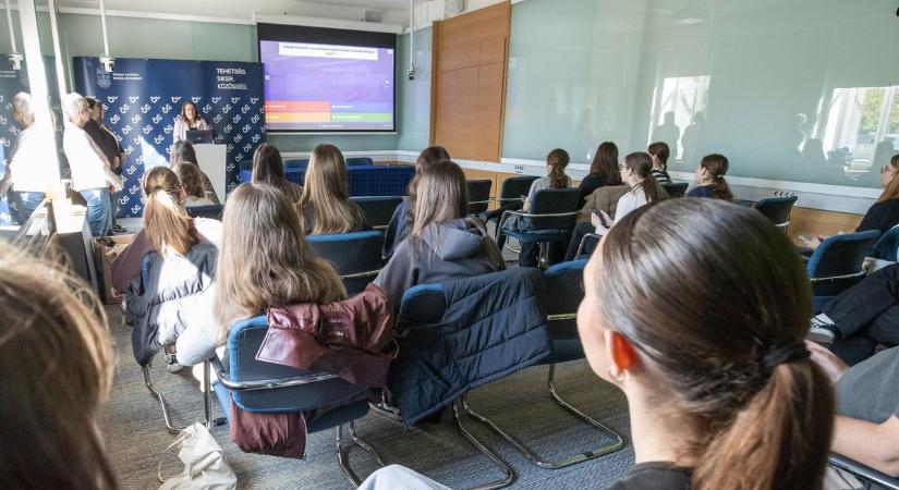 VR-szemüveg és kvízjáték – ilyen volt a Lányok Napja Fehérváron