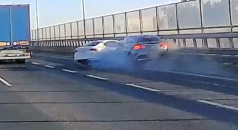 Egy pillanat és megvan a baj: komolyabb karambolról készült videó az M0-son