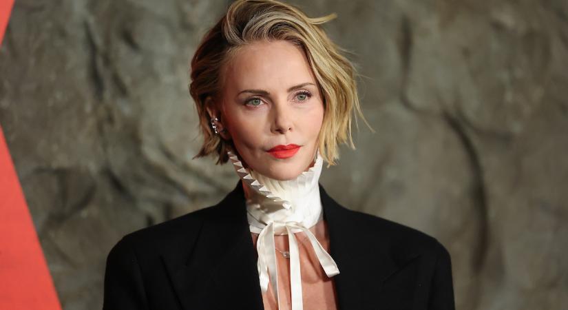 Az 50 éves Charlize Theron újraírta a merészség fogalmát: szexi szettben ragyogta be a vörös szőnyeget