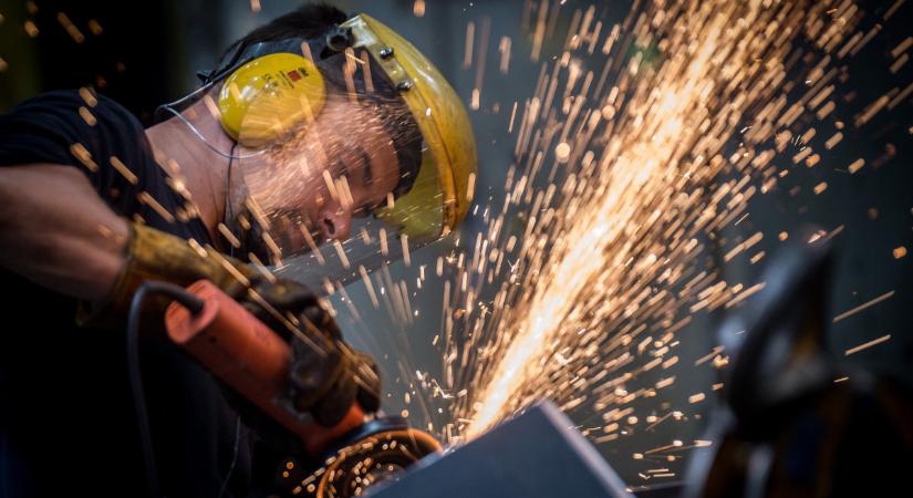 4 éve nő a munkanélküliség, 2 éve egyre kevesebben dolgoznak – grafikonok