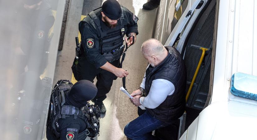 Így hozták bilincsben a bíróságra Curtis gyilkossággal vádolt bátyját