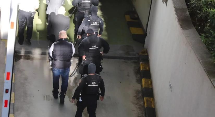 Itt vannak az első fotók: megérkezett a bíróságra Curtis bátyja