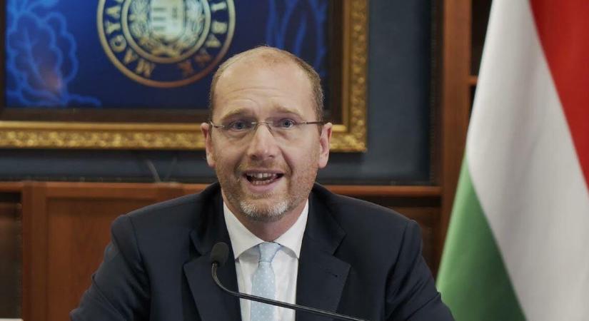 Kiderült, miért zsarolta meg az MNB volt alelnöke az Erste vezérét