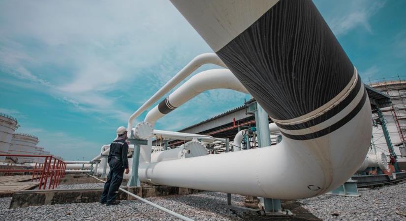 Üzent a Mol: Megérkeztek az első kőolajszállítmányok hazánkba a Barátság vezetéken