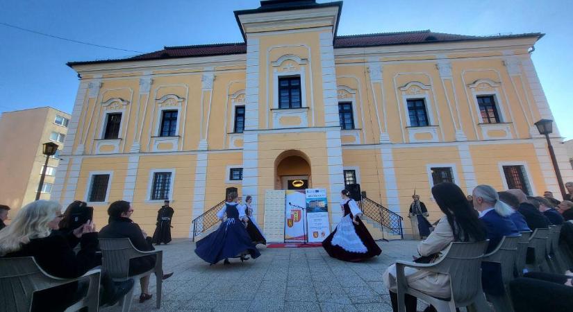 Herendi porcelánnal és korhű bemutatóval nyitották meg a megújult galántai Esterházy-kastélyt