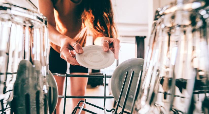 Ezeket soha ne tedd a mosogatógépbe! – Galériánkban mutatjuk, miket moss el inkább kézzel