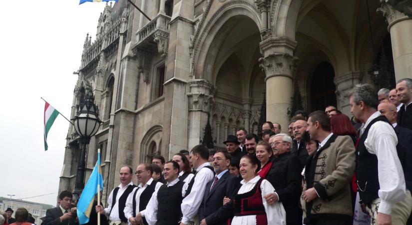 A székely zászlóról posztolt Magyar Péter