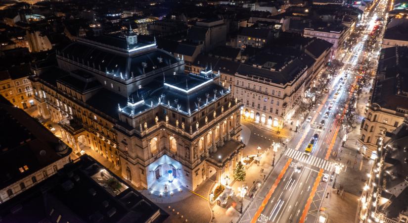 Megint egy budapesti épületen, most az Állami Operaházon csodálkozik a világ!