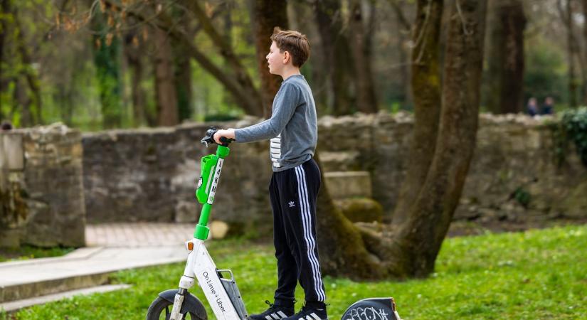 Májustól kitilthatják az elektromos rollereket az egyik nagyváros sétálóövezetéből