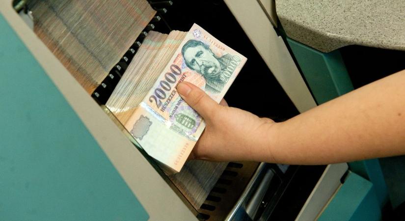 Még kitart a forint, de a szakértők előre figyelmeztetnek: az év végére minden megváltozhat