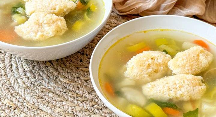 Grízgaluskaleves, ahogy a mama csinálta: friss tavaszi zöldségekkel