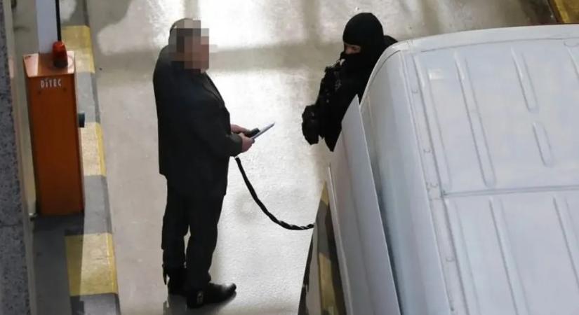 Fotókon, ahogy megérkezett a bíróságra Curtis bátyja