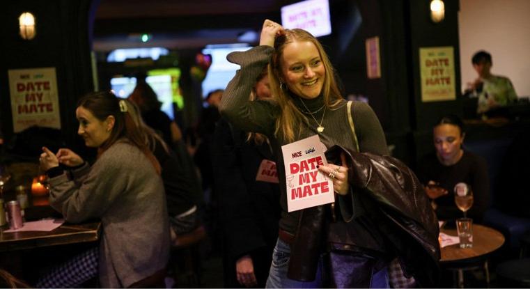 A randiappok helyett rólunk készült prezentációkkal ismerkedünk majd kocsmákban?