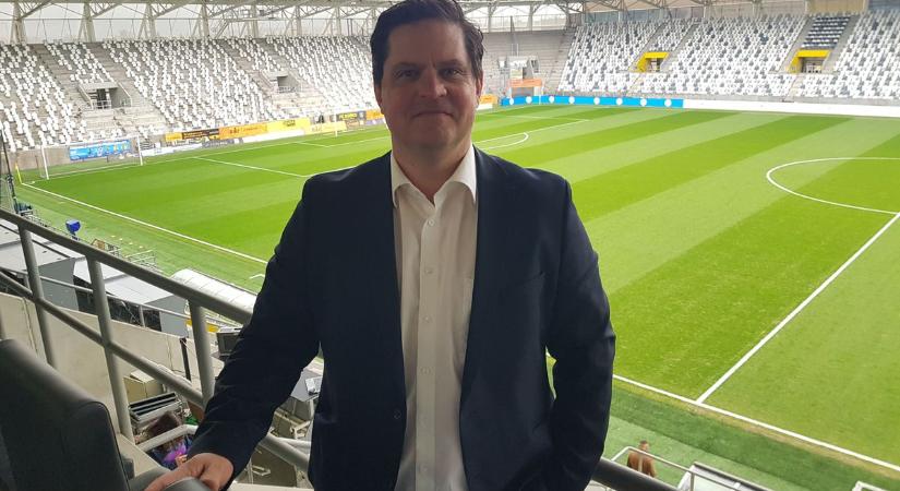 Az első bajnokcsapat tagjait köszöntik