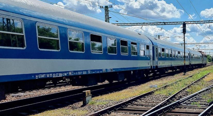 Gázolt a vonat Szabolcsban, tovább sem tud menni a mozdony