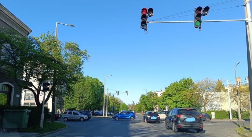 Reggeli közlekedési káosz Szombathely forgalmas útkereszteződésében