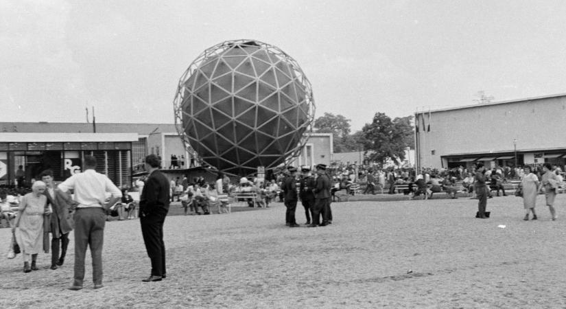 Nem kapott borítást a balatoni kilátó, mert szállítás közben ellopták az üvegeket