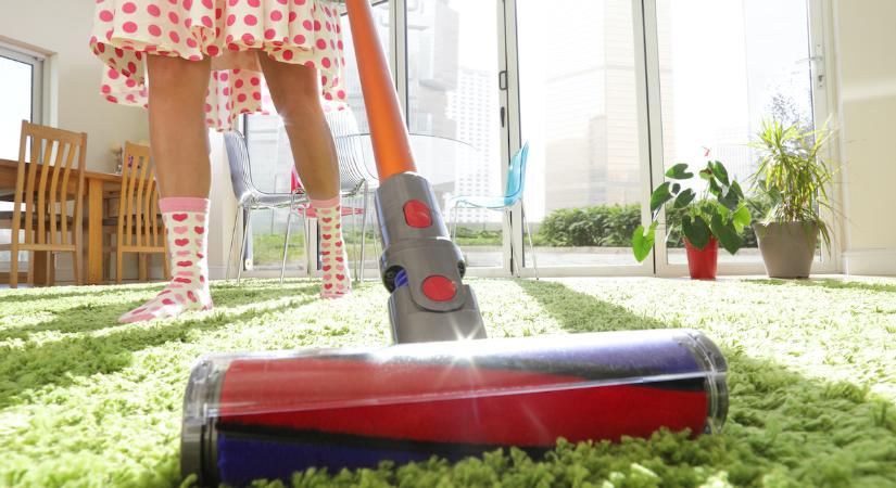 Ennyire lassan kellene valójában porszívóznod! De a szakértők egy fontos veszélyre figyelmeztetnek