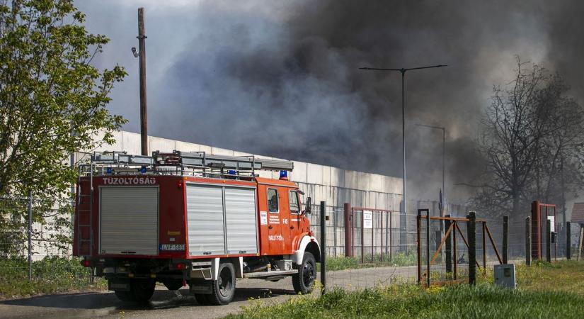 Több település tűzoltói fékezték meg az óriási lángokat a Saubermacher kecskeméti telephelyén  fotók, videó