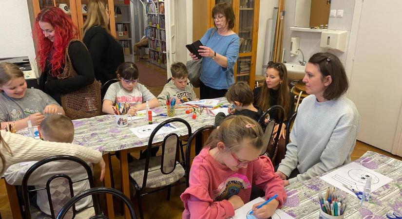 Játék, mese és egy különleges segítő társaságában telt Baján a Föld-napi program – fotók, videó