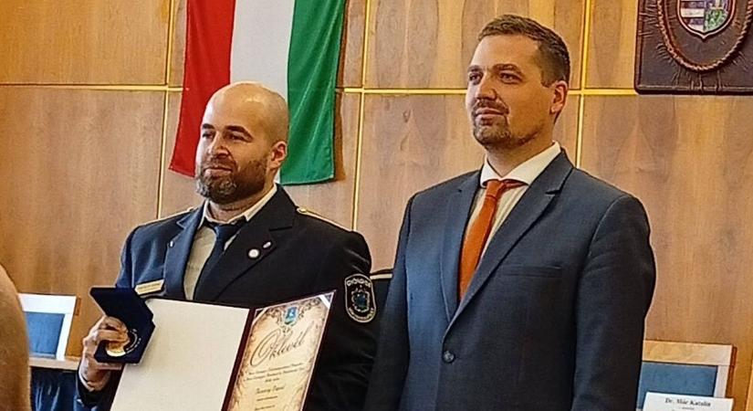 Megyei kitüntetéssel ünnepelte gyermeke születését a gyöngyösi igazgató