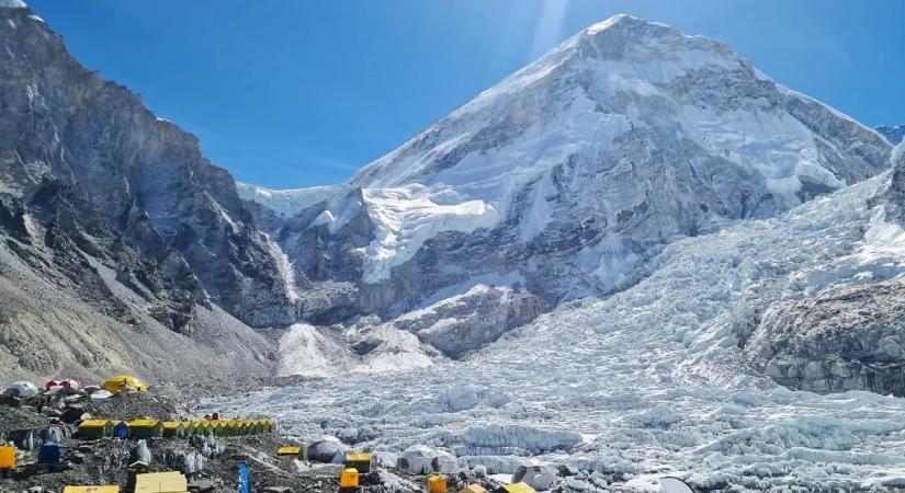 Drámai helyzet alakult ki a Mount Everesten, késhet a hegymászószezon