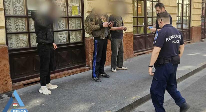 Rajtaütés Terézvárosban: Milliós készpénz és fehér por a rendőrségi drograzzián, a szomszédok buktatták le a kristálytanyát