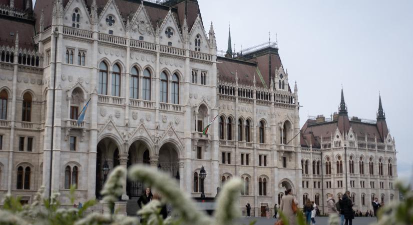 Magyar Péterék visszateszik az EU-s zászlót a Parlamentre