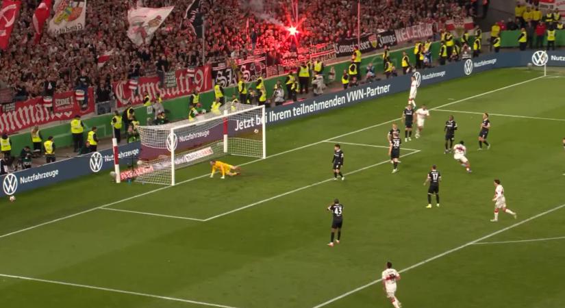 A 119. percben a kapunak háttal állva, hét méterről sarkazott kupadöntőt érő gólt