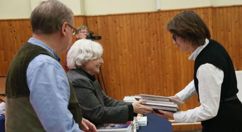 Fókuszban a tehetség: Ifjú tollforgatókat díjaztak