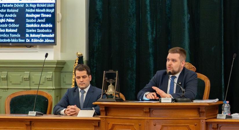 Pintér Bence: “Külön köszöntöm – az előre látható, jól megérdemelt, hatalmas választási vereség után – a Fidesz győri önkormányzati képviselőit”