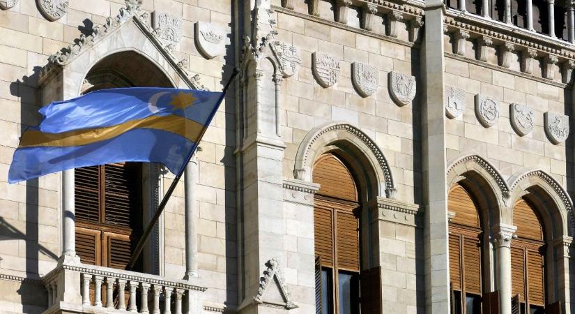 Magyar Péter bejelentette: jön az Európai Unió zászlaja a Parlamentre – a tiszások kiborultak, miért maradhat a székely zászló is fent