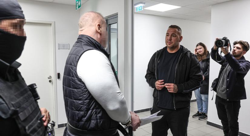 Curtis elment a gyilkossággal vádolt bátyja tárgyalására: "Az ártatlan testvéremet ne ítéljék el!"