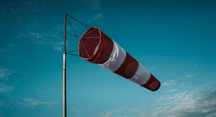 Megerősödő szélre figyelmeztetnek