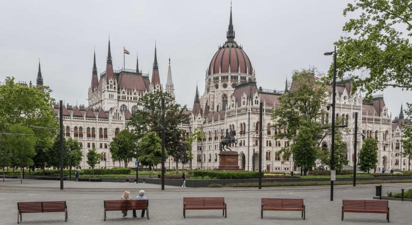 Magyar Péter a Parlament épületén is változtat