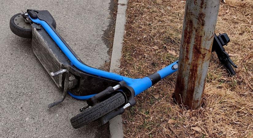 Nekicsattant egy autónak a 90 éves rolleres